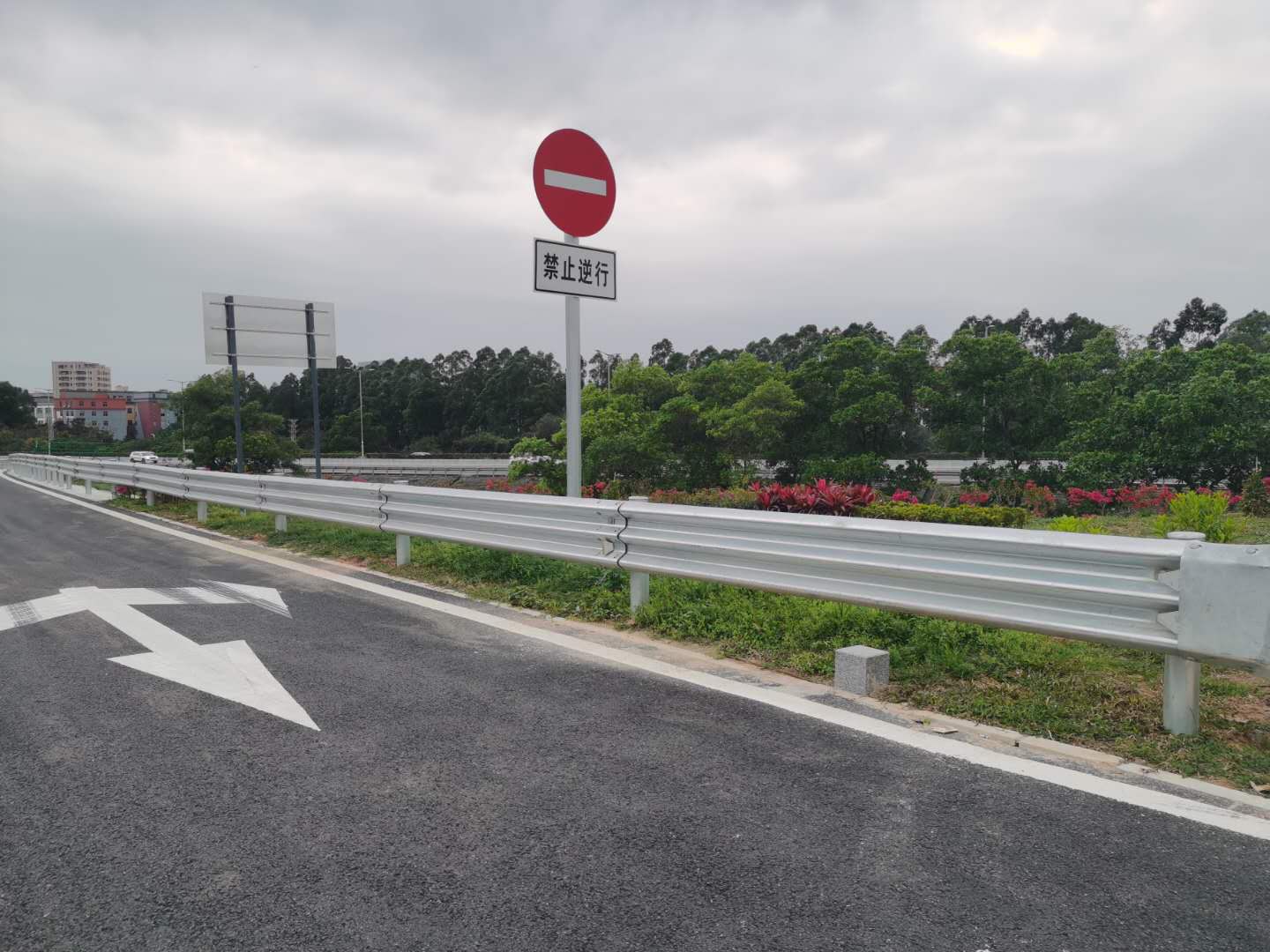 公路波形護(hù)欄一般多少錢一米？